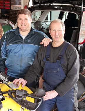 Vater und Sohn in der Werkstatt